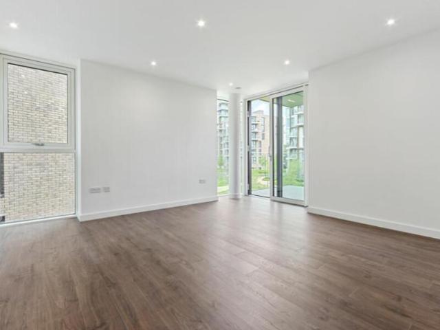Flat for sale in Woodberry Down, Stoke Newington