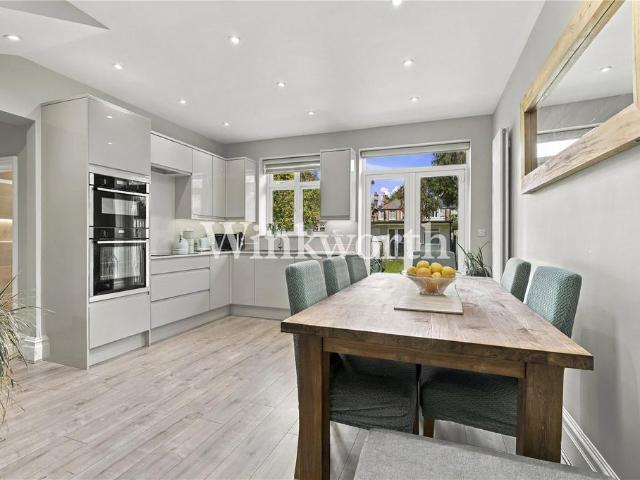 Flat for sale in Winchmore Hill, Greater London