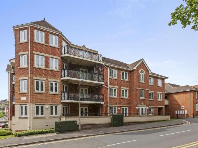 Flat for sale in Totteridge, Cressex