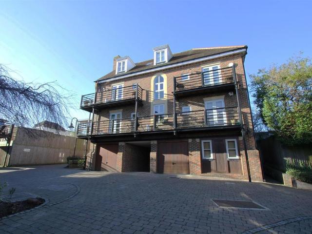 Flat for sale in Queens Park, Billericay