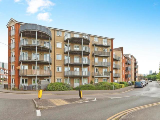 Flat for sale in Grays, Essex