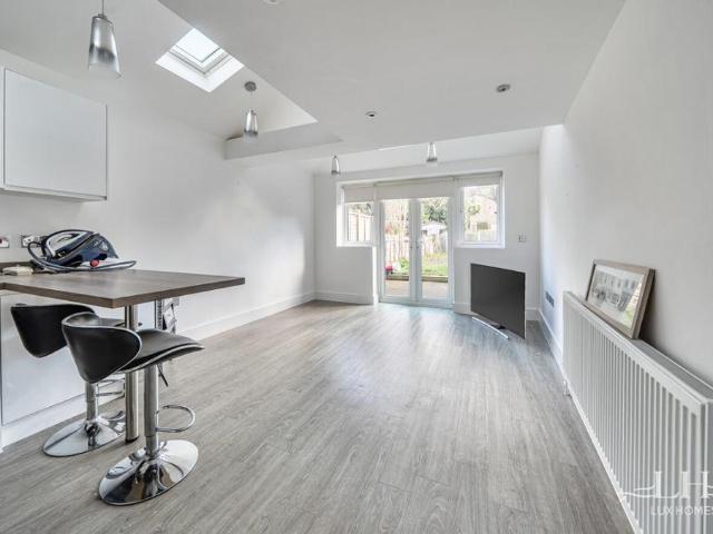 Flat for sale in The Galleries, Navestock Side