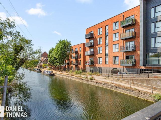 Flat for sale in Broxbourne, Hertfordshire