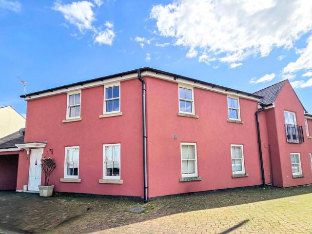 Flat for sale in Strode, Devon