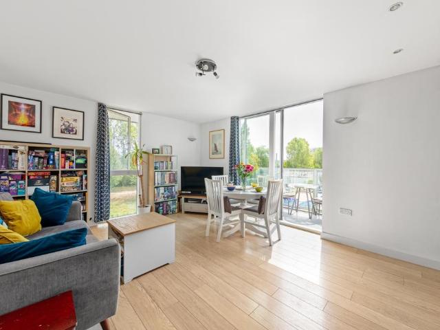 Flat for sale in Hornsey, Greater London