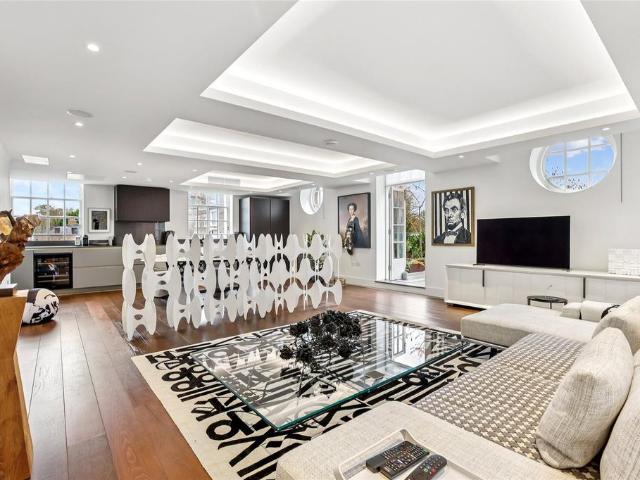 Flat for sale in Petersham, Greater London