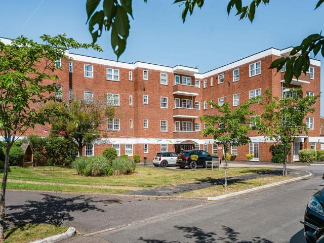 Flat for sale in Gerrards Cross, Denham