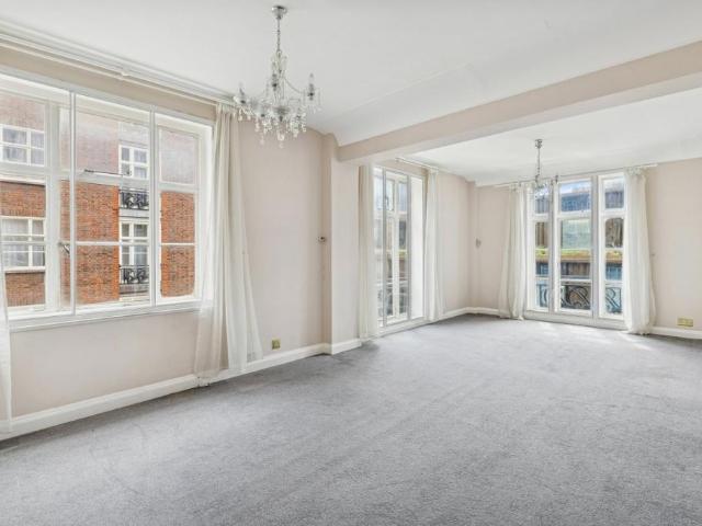 Flat for sale in Mayfair, Greater London
