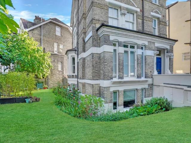 Flat for sale in Crystal Palace, Greater London