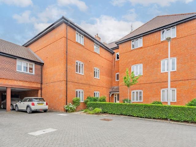 Flat for sale in Emmbrook, Wokingham