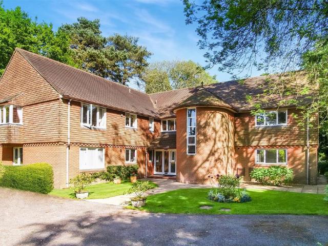 Flat for sale in Fole, Surrey