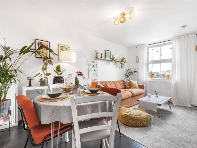 Flat for sale in South Hackney, Greater London