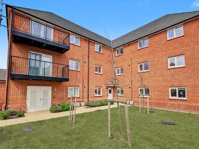 Flat for sale in Lee Chapel, Essex