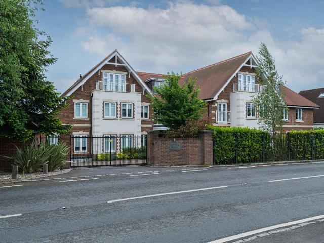 Flat for sale in Beaconsfield, Penn