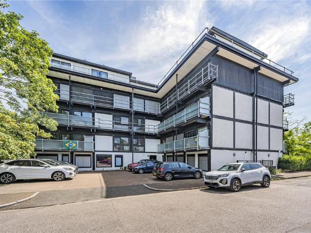 Flat for sale in North Sheen, Greater London