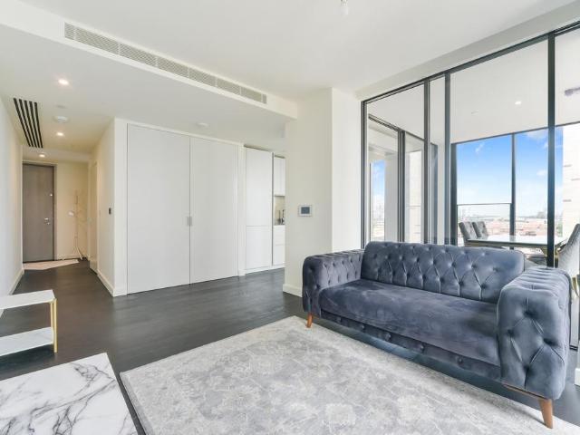 Flat for sale in Vauxhall, Greater London