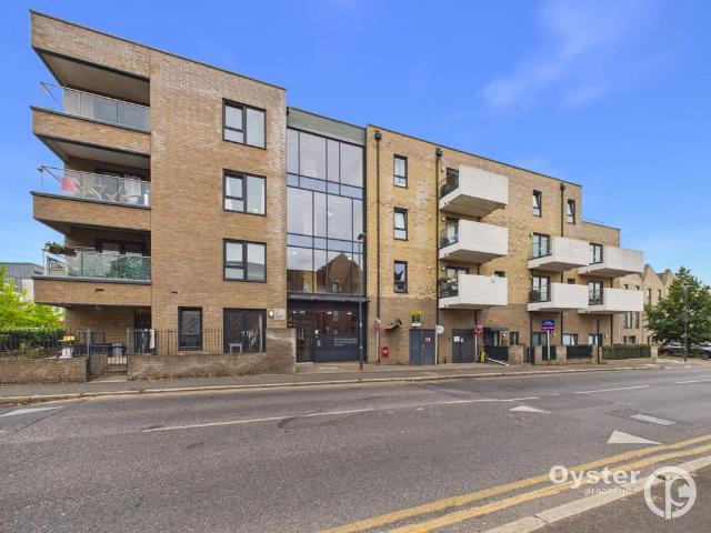 Flat for sale in Lane, Greater London
