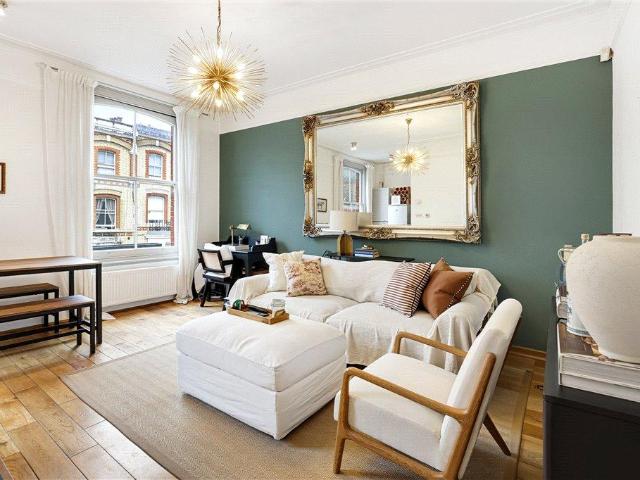 Flat for sale in Royal Borough of Kensington and Chelsea, Greater London