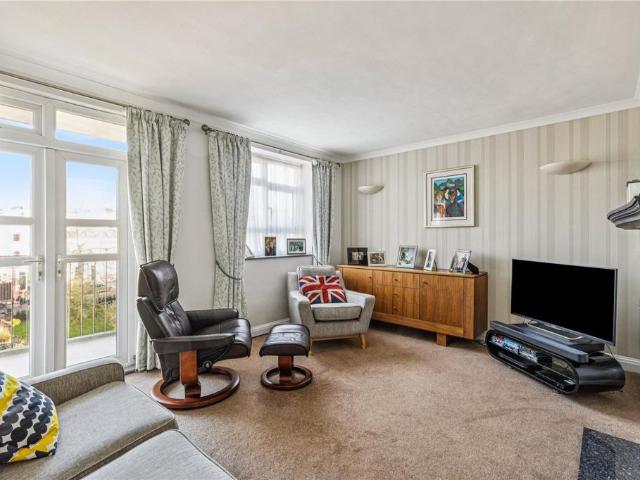 Flat for sale in Royal Borough of Kensington and Chelsea, Greater London