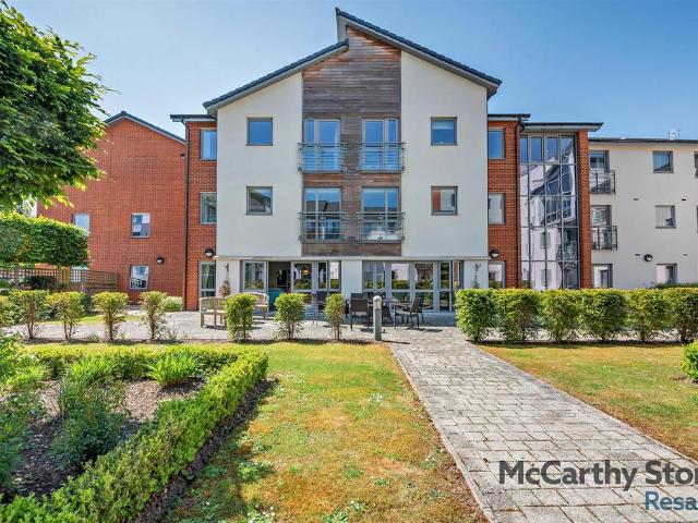 Flat for sale in Fleet, Hart