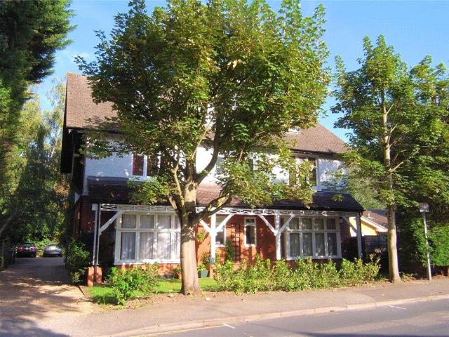 Flat for sale in Woking, Surrey