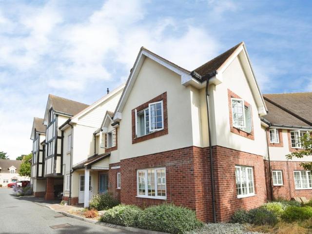 Flat for sale in Chipping Hill, Essex