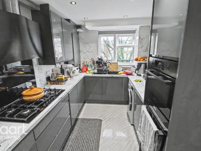 Flat for sale in London Borough of Ealing, Greenford