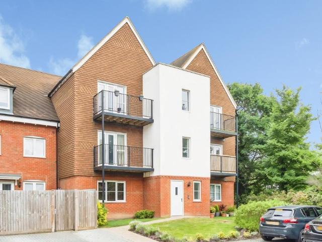 Flat for sale in Emmbrook, Wokingham
