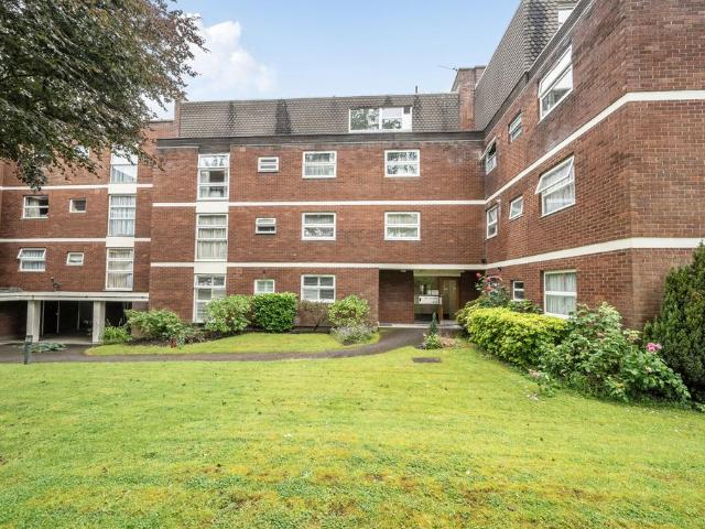 Flat for sale in Pinner, Greater London