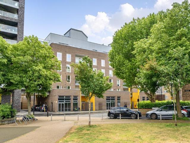 Flat for sale in London Borough of Lewisham, Deptford