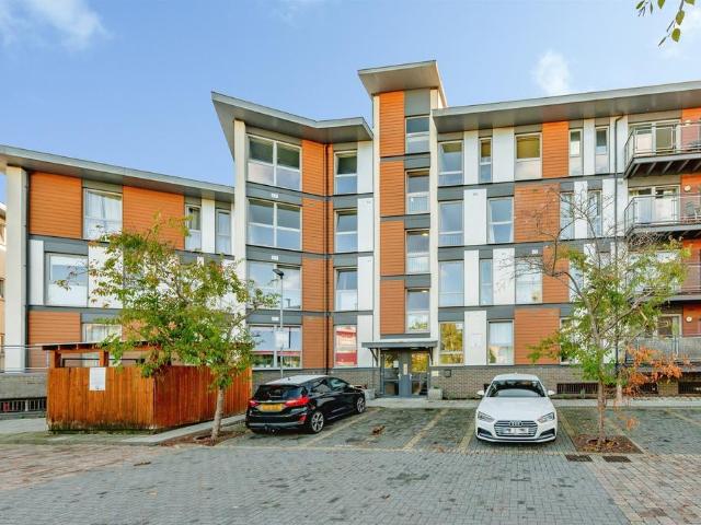 Flat for sale in Three Bridges, Crawley