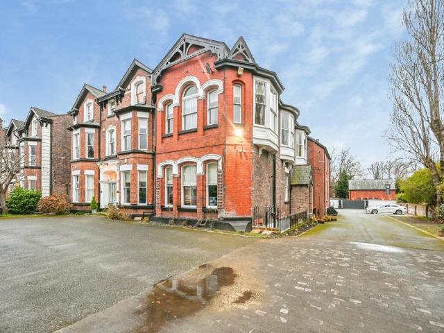 Flat for sale in Calderstones