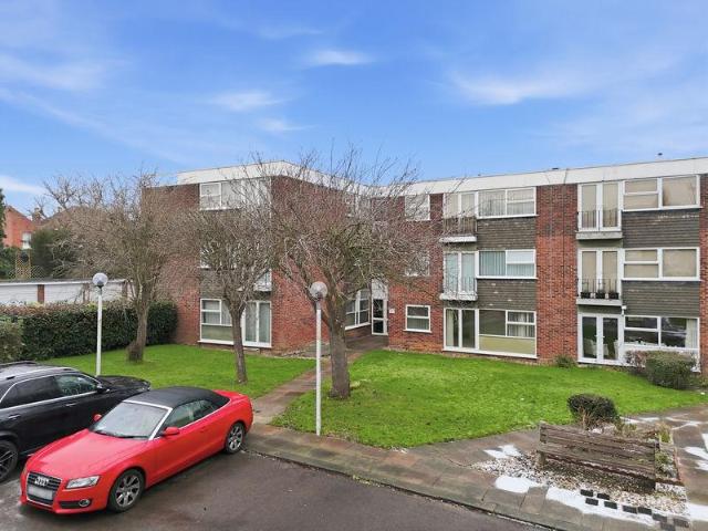 Flat for sale in Navestock Side, Essex