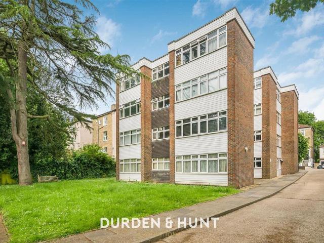 Flat for sale in Wanstead, Greater London