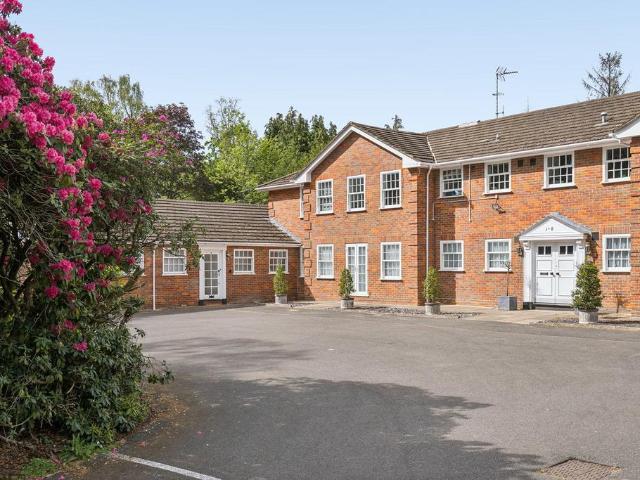 Flat for sale in Farnham Common, Buckinghamshire