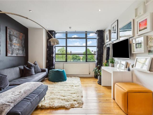 Flat for sale in London Borough of Wandsworth, Greater London
