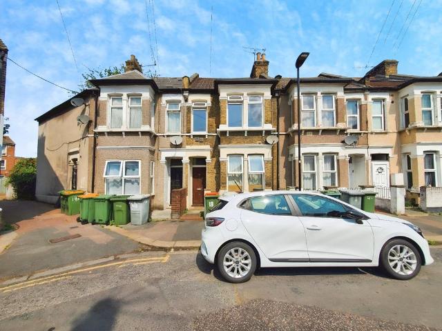 Flat for sale in Canning Town, Greater London
