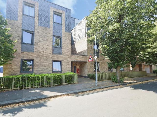 Flat for sale in Alton Barnes, Essex