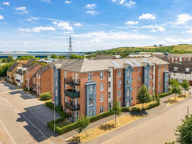 Flat for sale in Dunstable, Bedfordshire