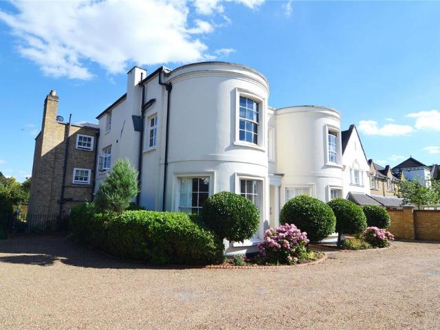 Flat for sale in Hampton Hill, Greater London
