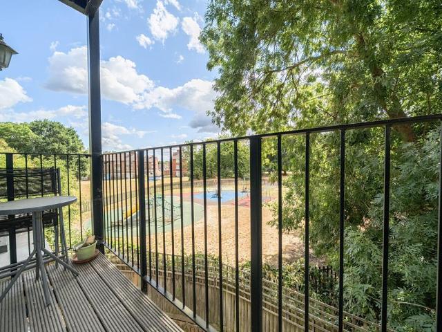 Flat for sale in Bromley Common, Greater London