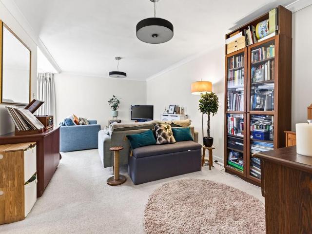 Flat for sale in Norbiton, Greater London
