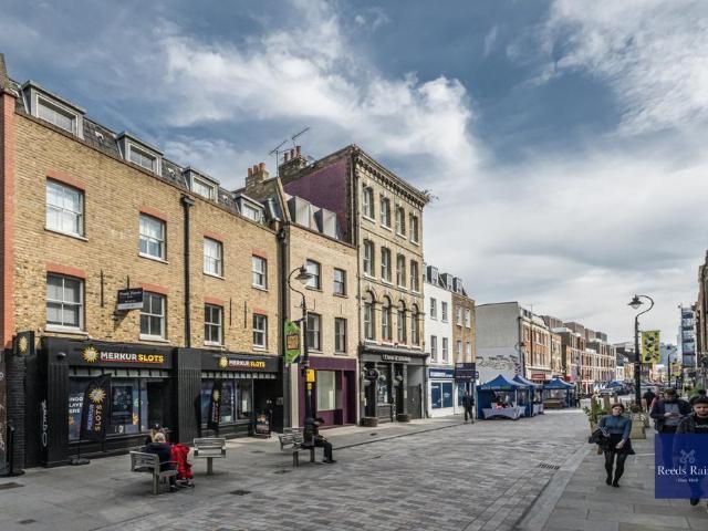 Flat for sale in Greater London
