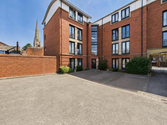 Flat for sale in Barbourne, Worcestershire