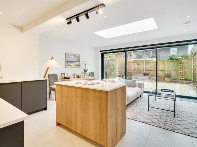 Flat for sale in Clapham Junction, Greater London