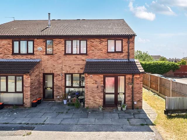 Flat for sale in Ermine West, Brayford