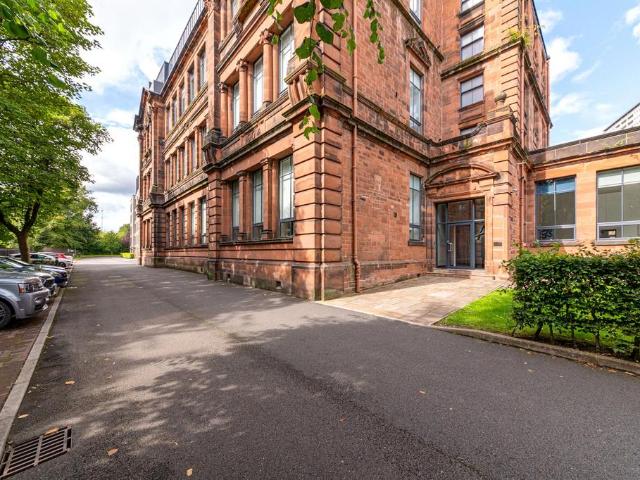 Flat for sale in Broomhill, Scotland