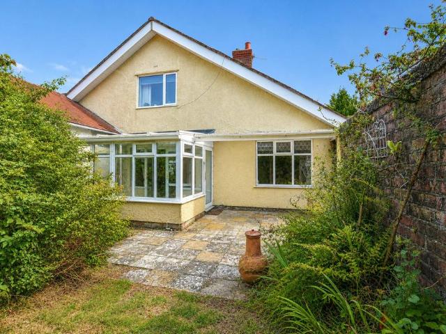 Flat for sale in Saughall Massie, Wirral