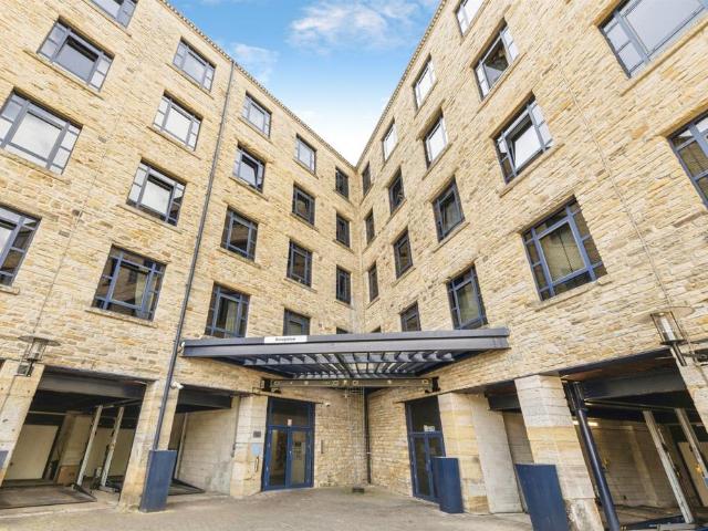 Flat for sale in Huddersfield, West Yorkshire