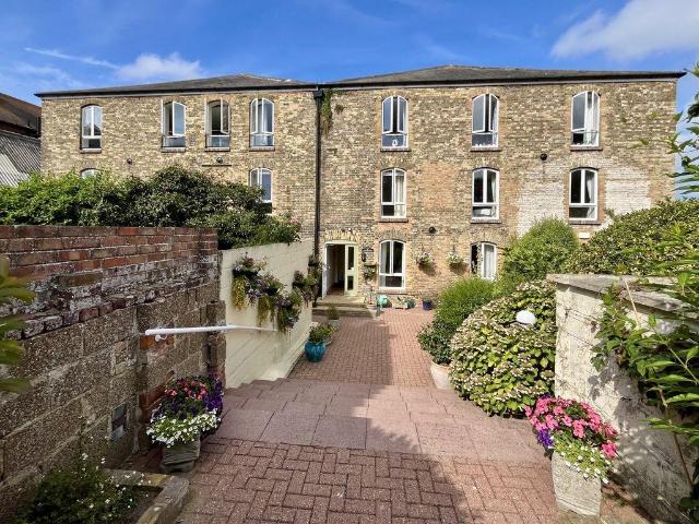 Flat for sale in Sandwich, Ash
